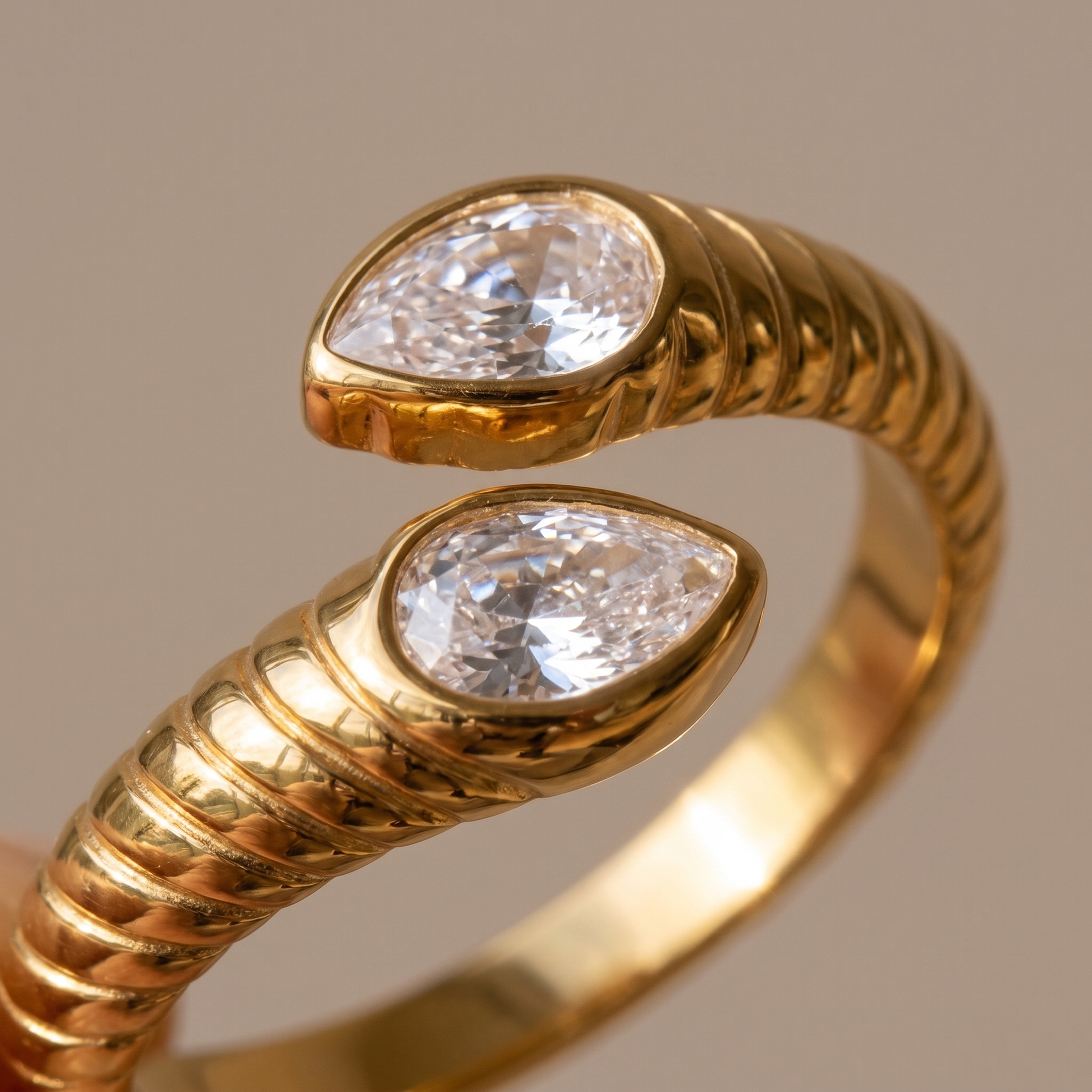 Asea Luz Sculptural Ring — close-up detail