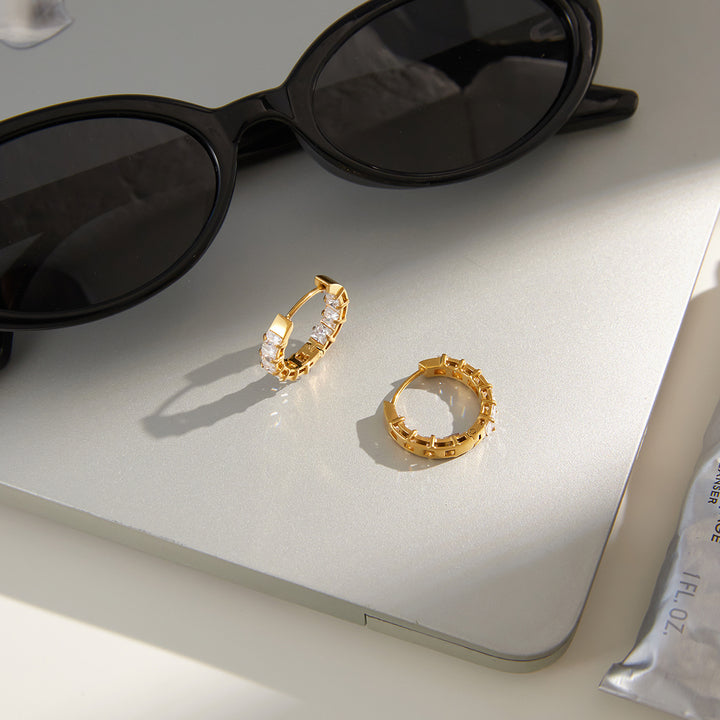 Seagrass Bezel-Set Huggie Earrings